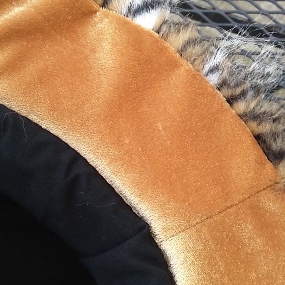 Big fur hat main image 6